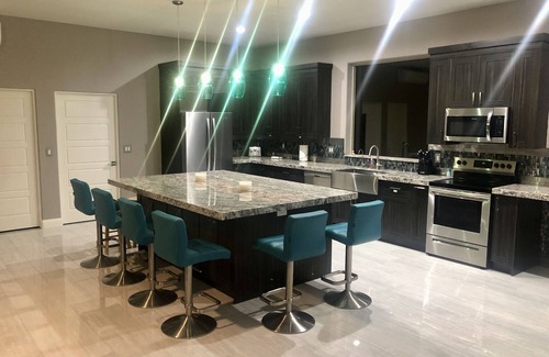 Apache Junction House | Beautiful oasis with 40' negative edge pool, swim up bar, hiking in Super. Mtns.