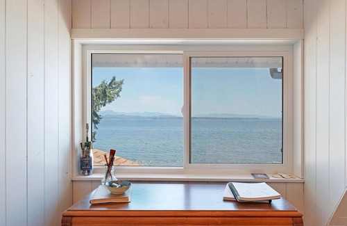 Quadra Island House | Beautiful Ocean-front home on beach in Quadra Island