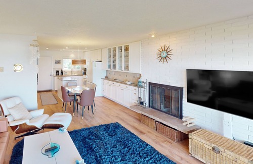 Neskowin House | Beautiful ocean front condo with stunning views, WiFi, steps to beach