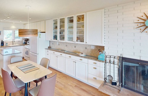 Neskowin House | Beautiful ocean front condo with stunning views, WiFi, steps to beach