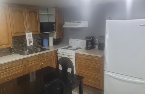 St. Catharines House | Beautiful Peaceful 3bed Apartment