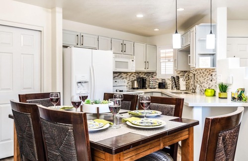 North Mountain Condo | Beautiful Phoenix Vista Condo Sleeps 8, Wifi, Cable, 3 Pools, Gated, Quiet!