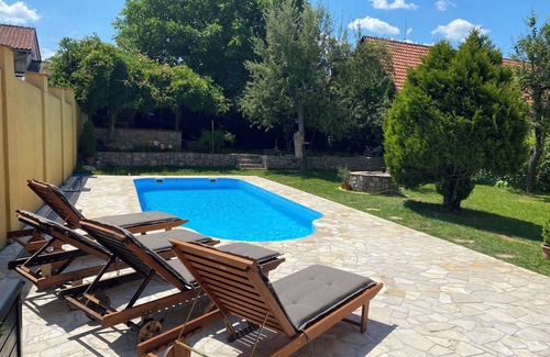 Roznava Apartment | Beautiful poolside oasis - Apartment Gemer