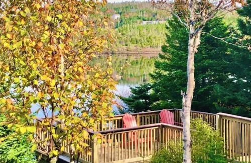 Avondale Cottage | Beautiful private cottage on a pond 45 minutes from St. John’s, Newfoundland