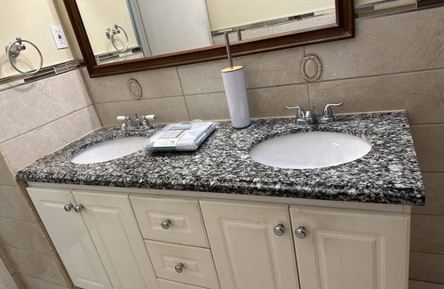 Brampton House | Beautiful Private Room- Full Amenities- Near Restaurants Shopping & Transit 3