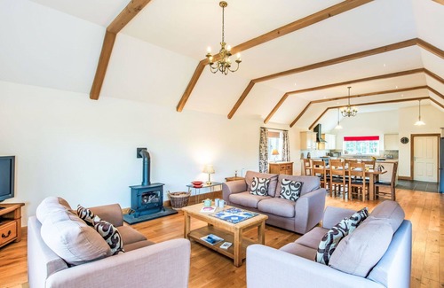 Loch Ness House | Beautiful private villa for 6 guests with WIFI, TV, patio, panoramic view and parking