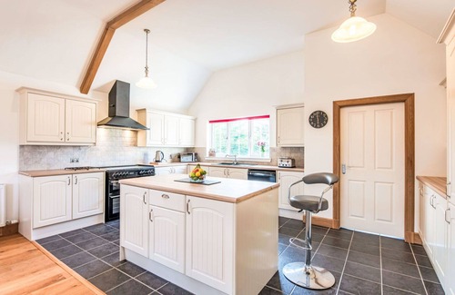 Loch Ness House | Beautiful private villa for 6 guests with WIFI, TV, patio, panoramic view and parking