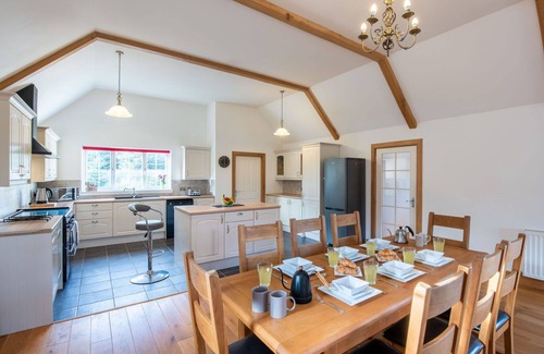 Loch Ness House | Beautiful private villa for 6 guests with WIFI, TV, patio, panoramic view and parking