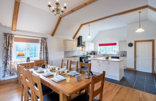 Loch Ness House | Beautiful private villa for 6 guests with WIFI, TV, patio, panoramic view and parking