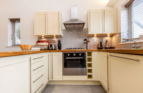 Carnon Downs House | Beautiful private villa for 4 guests with WIFI, pool, TV, patio, pets allowed and parking