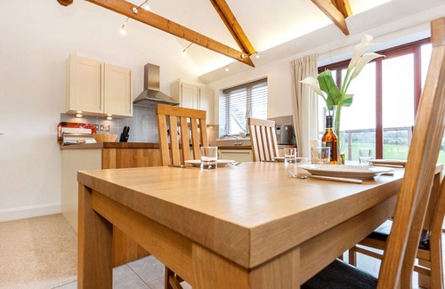 Carnon Downs House | Beautiful private villa for 4 guests with WIFI, pool, TV, patio, pets allowed and parking