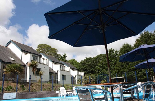 Carnon Downs House | Beautiful private villa for 4 guests with WIFI, pool, TV, patio, pets allowed and parking
