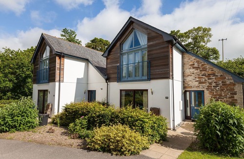 Carnon Downs House | Beautiful private villa for 4 guests with WIFI, pool, TV, patio, pets allowed and parking