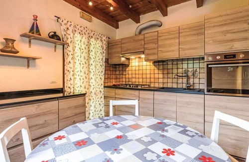 Rialto House | Beautiful private villa for 6 guests with WIFI, TV, patio and pets allowed