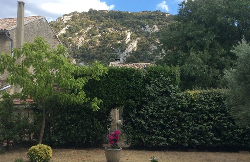 Robion House | Beautiful Provencal house, French billiards and swimming pool - 8 people