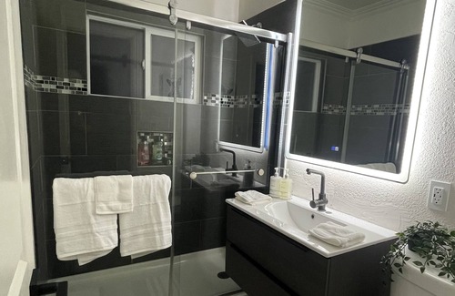 Lawndale House | Beautiful Remodeled home close to the beach