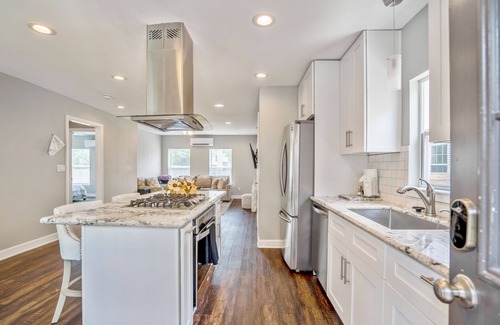 South Central Houston House | Beautiful, Renovated, Cozy & Quiet Vacation Home in Central Houston!