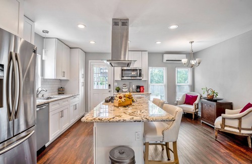 South Central Houston House | Beautiful, Renovated, Cozy & Quiet Vacation Home in Central Houston!