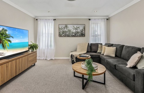 Hillvue House | Beautiful Resort Style Home with Swimming Pool in Tamworth