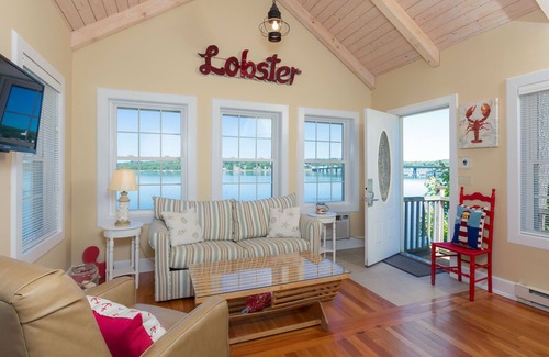 Edgecomb Cottage | Beautiful River front 1 bedroom Cottage