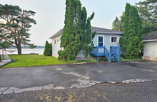 Clarence-Rockland Cottage | Beautiful riverfront cottage with dream views