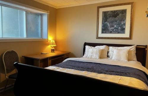Northwest Calgary House | Beautiful room close Airport!