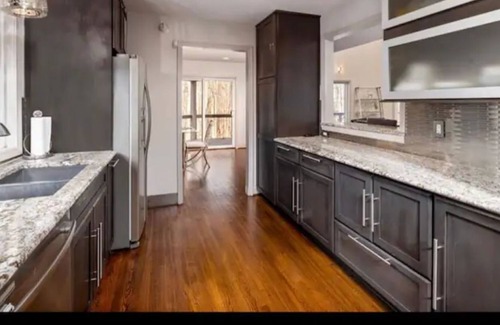Raleigh House | Beautiful secluded contemporary home near airport