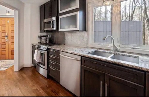 Raleigh House | Beautiful secluded contemporary home near airport