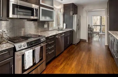 Raleigh House | Beautiful secluded contemporary home near airport