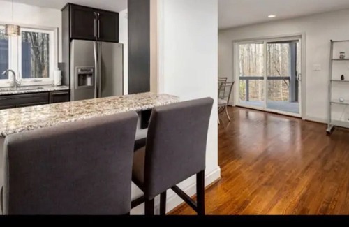 Raleigh House | Beautiful secluded contemporary home near airport