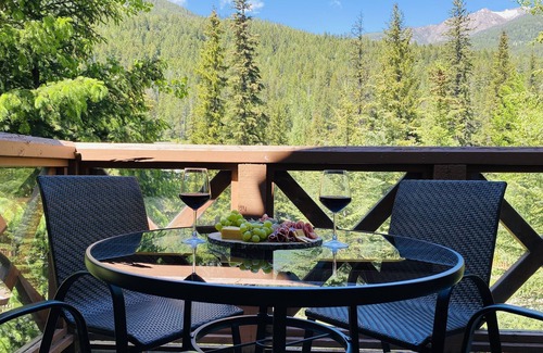 East Kootenay House | Beautiful Ski In/Out Riverside Retreat at the Base of Panorama ♥️♥️