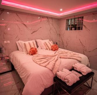 Le Chou Apartment | Beautiful Skyline Suite 30 minutes from Paris!