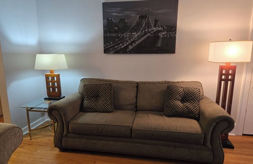 Midtown House | Beautiful Spacious Home - Near Charles Schwab Field- CWS, CHI Arena, Downtown nn