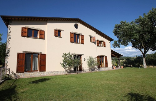 Montelovesco Villa | Beautiful spacious villa, 5 Beds, 15m Infinity Pool, lift, Garden, olive trees.