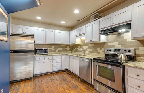 Sobro Condo | Beautiful Stay for 6, w/Billiards in DT!
