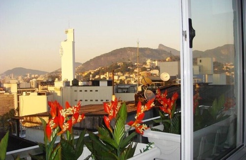 Centro Apartment | Beautiful Studio Steps from the Cinelandia Metro and VLT, WiFi, Air Cond, TV, etc.