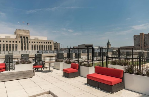 Downtown Des Moines Apartment | Beautiful Studio Downtown with Rooftop and Gym