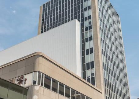 Downtown Des Moines Apartment | Beautiful Studio Downtown with Rooftop and Gym