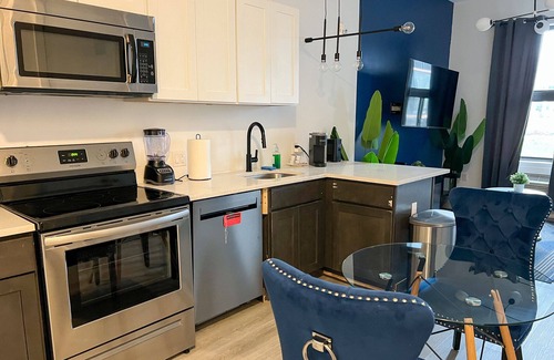 Elizabeth Apartment | Beautiful Studio Near Airport 0736