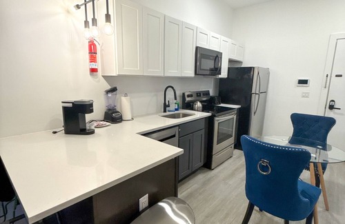Elizabeth Apartment | Beautiful Studio Near Airport 0736