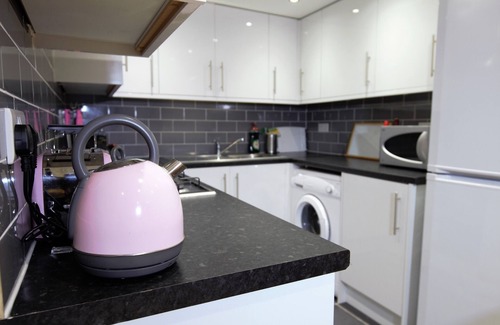 Peninsula Condo | BEAUTIFUL STYLISH 2 BEDROOM APARTMENT IN THE HEART OF GREENWICH