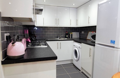 Peninsula Condo | BEAUTIFUL STYLISH 2 BEDROOM APARTMENT IN THE HEART OF GREENWICH