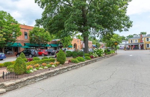Glendale Apartment | Beautiful Suite The Protector- King bed- Sleeps 4