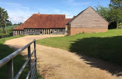 Battle House | Beautiful Sussex Barn in the vale of Ashburnham sleeps 10
