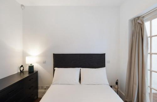 Madinat Zayed Apartment | Beautiful two bed in Central London - Kensington