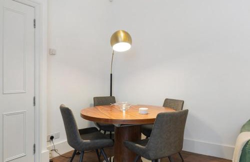 Madinat Zayed Apartment | Beautiful two bed in Central London - Kensington