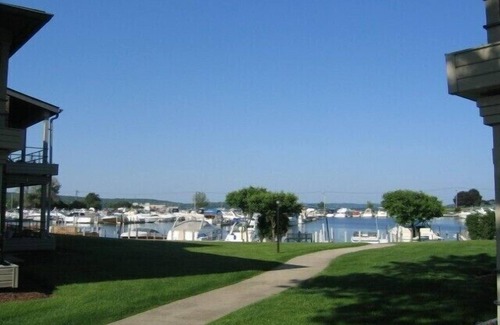 Fontana-on-Geneva Lake Condo | Beautifully modernized Abbey Villa
