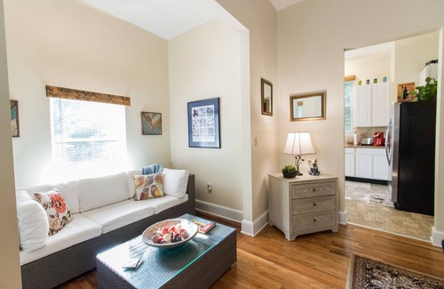 East Price Hill Apartment | Beautiful Victorian Apartment - Serene Wooded Setting - Close to the City
