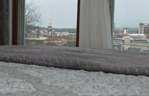 Dubuque House | Beautiful view of the City and Mississippi River!