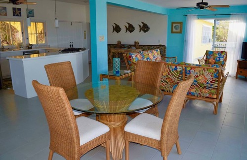 Nazareth House | Beautiful views, walk to Secret Harbour Beach